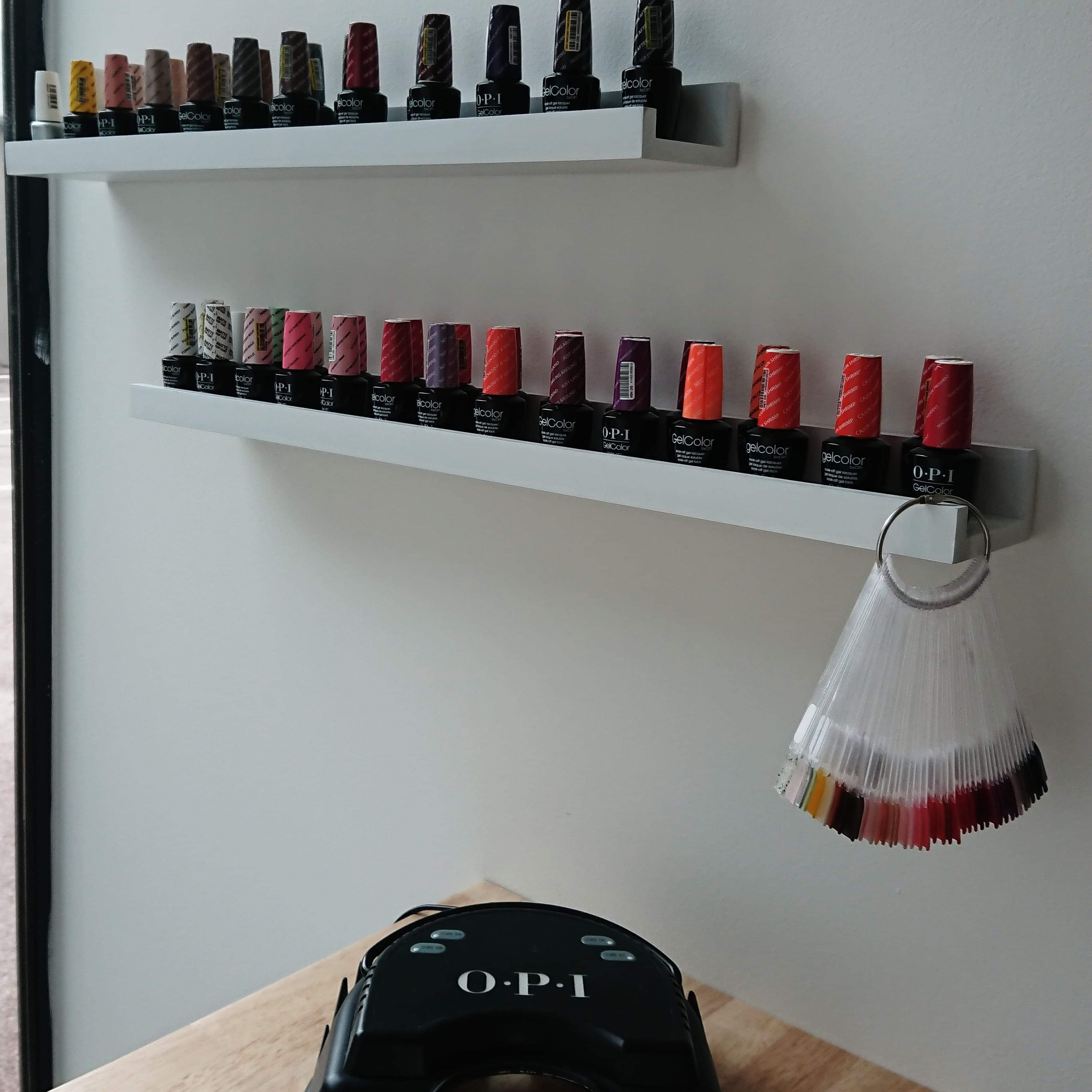image d'un présentoir contenant des produits cosmétiques pour l'onglerie