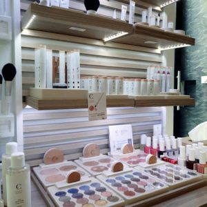 Vue de côté Meubles présentant les huiles et produits cosmétiques de la parenthèse